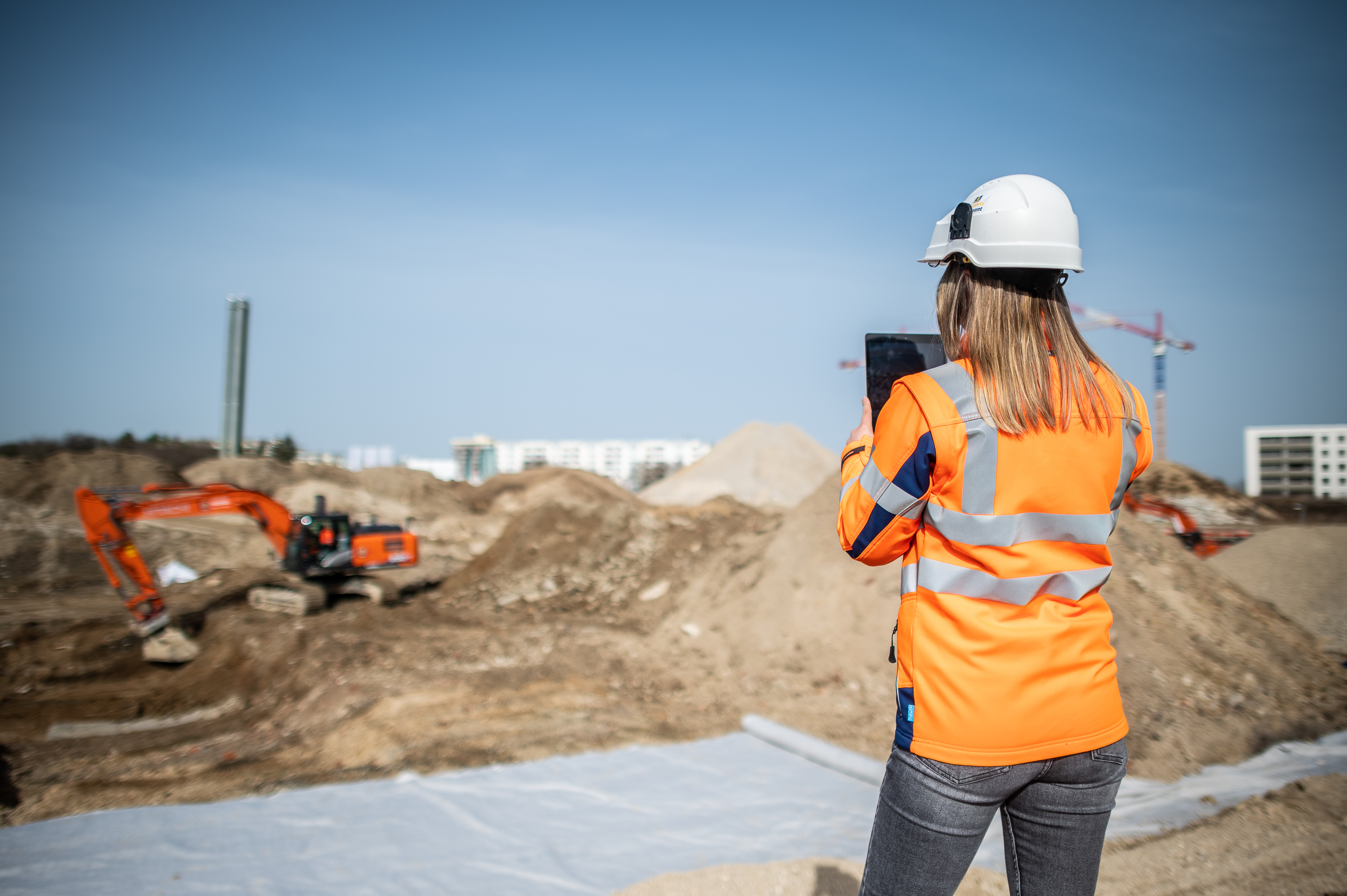 Bauer Resources Mitarbeiter auf der Baustelle vor der Kamera