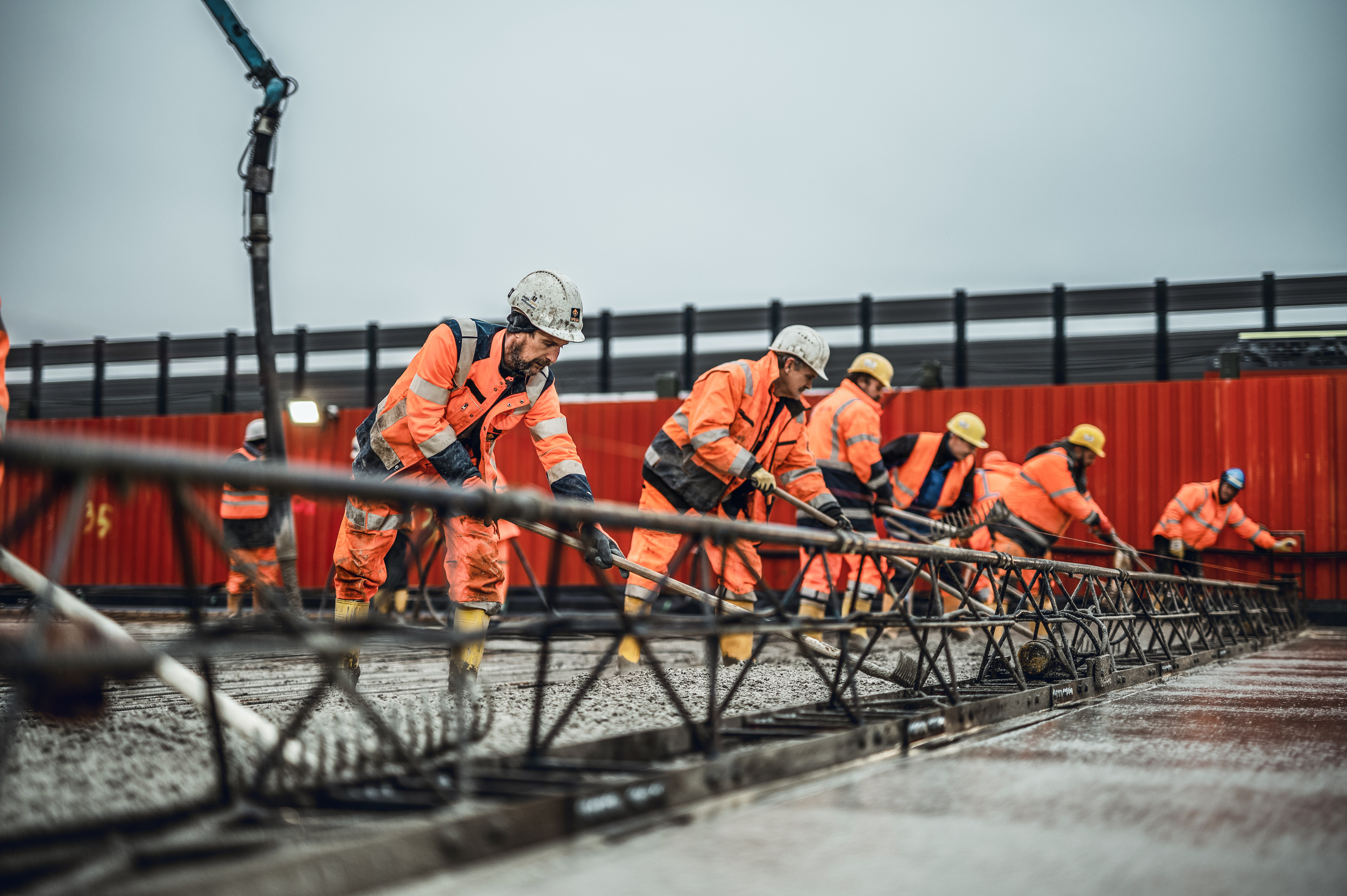 Teamwork during concreting on the Innerstetal bridge in Hildesheim