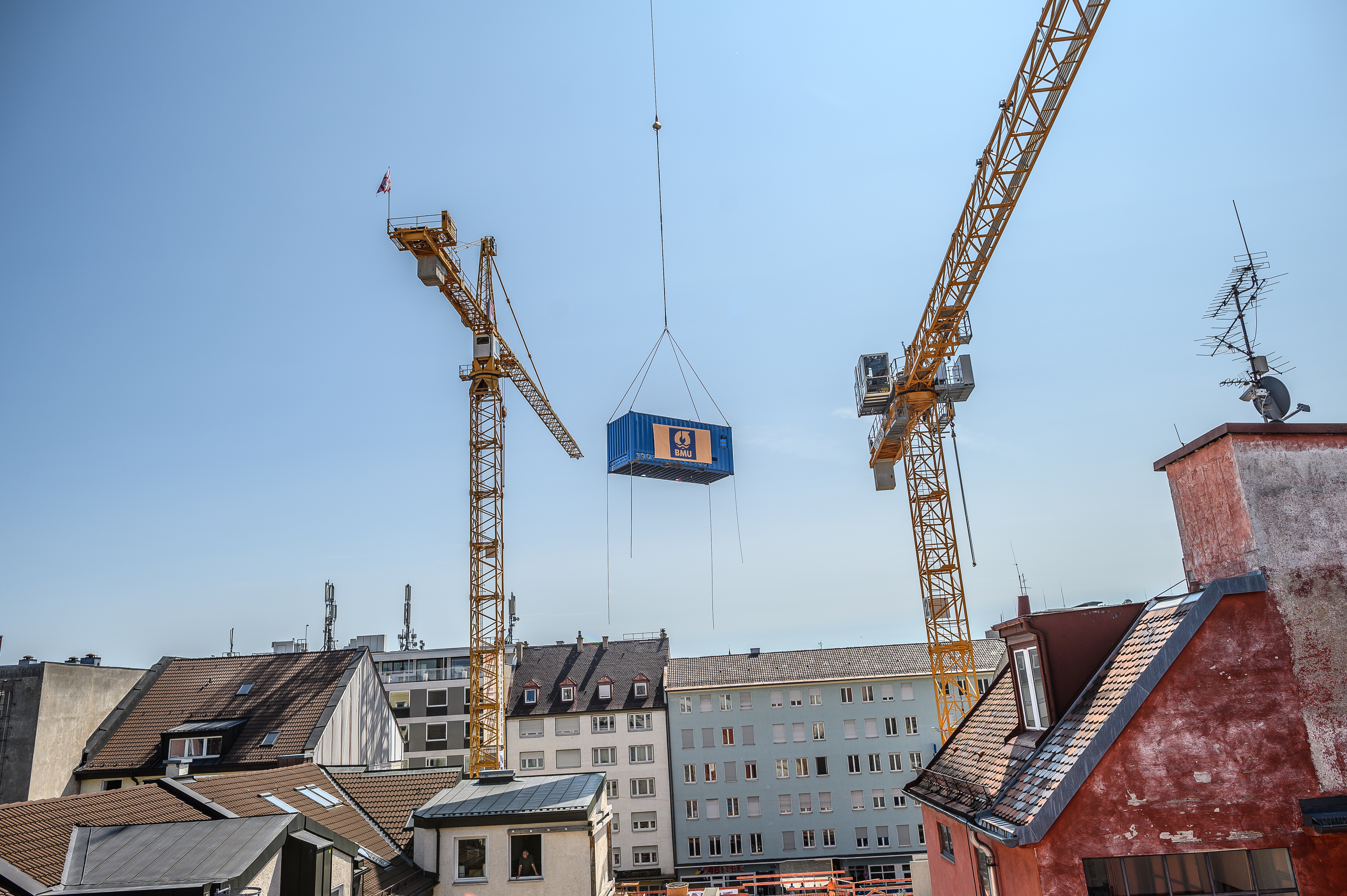 BauWa25 von Bauer Resources bei Sanierungsarbeiten über den Dächern Münchens