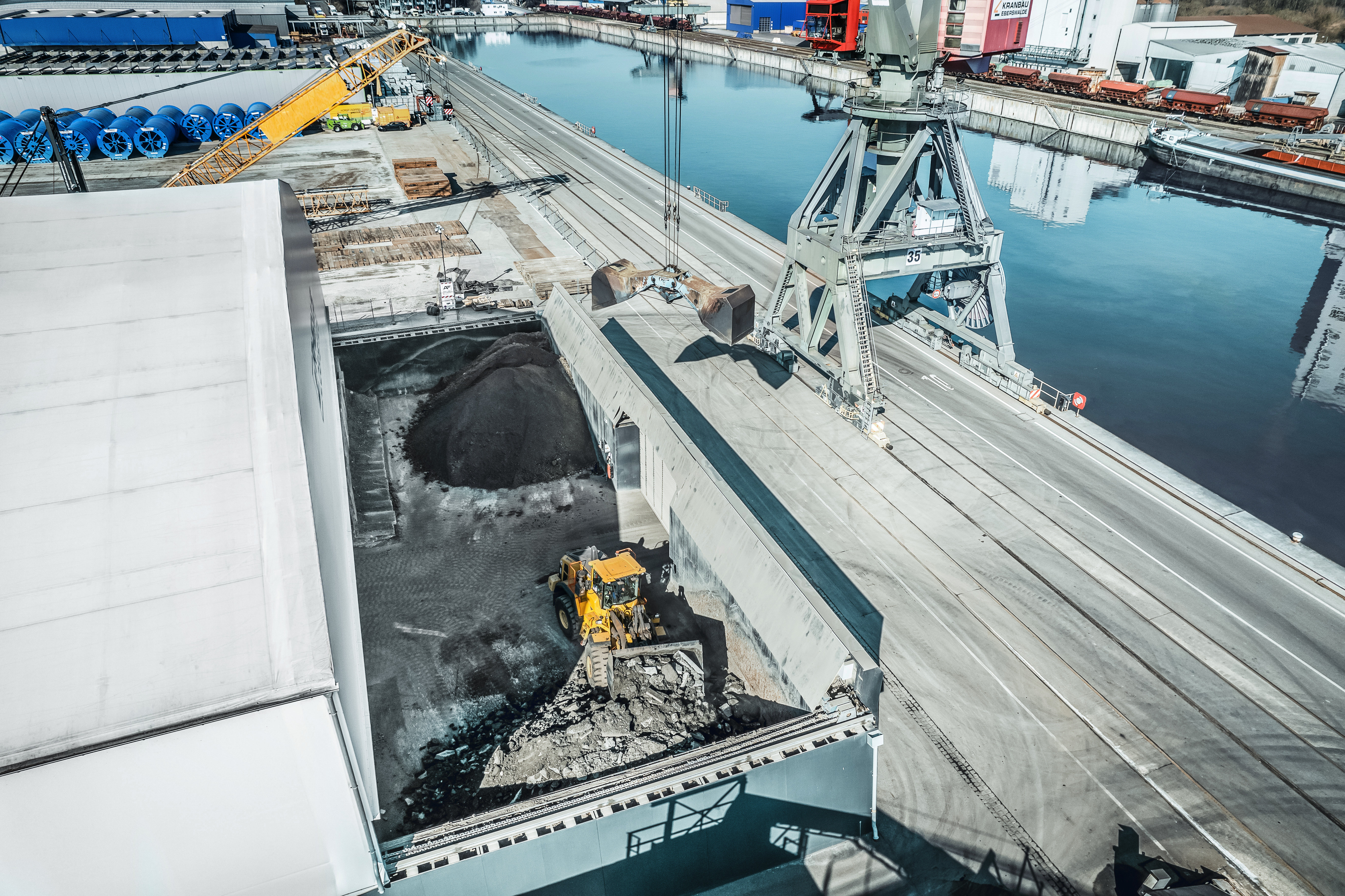 Verschiebbares Hallendach im Bodenreinigungszentrum Regensburg ermöglicht Umschlag auf Schiff