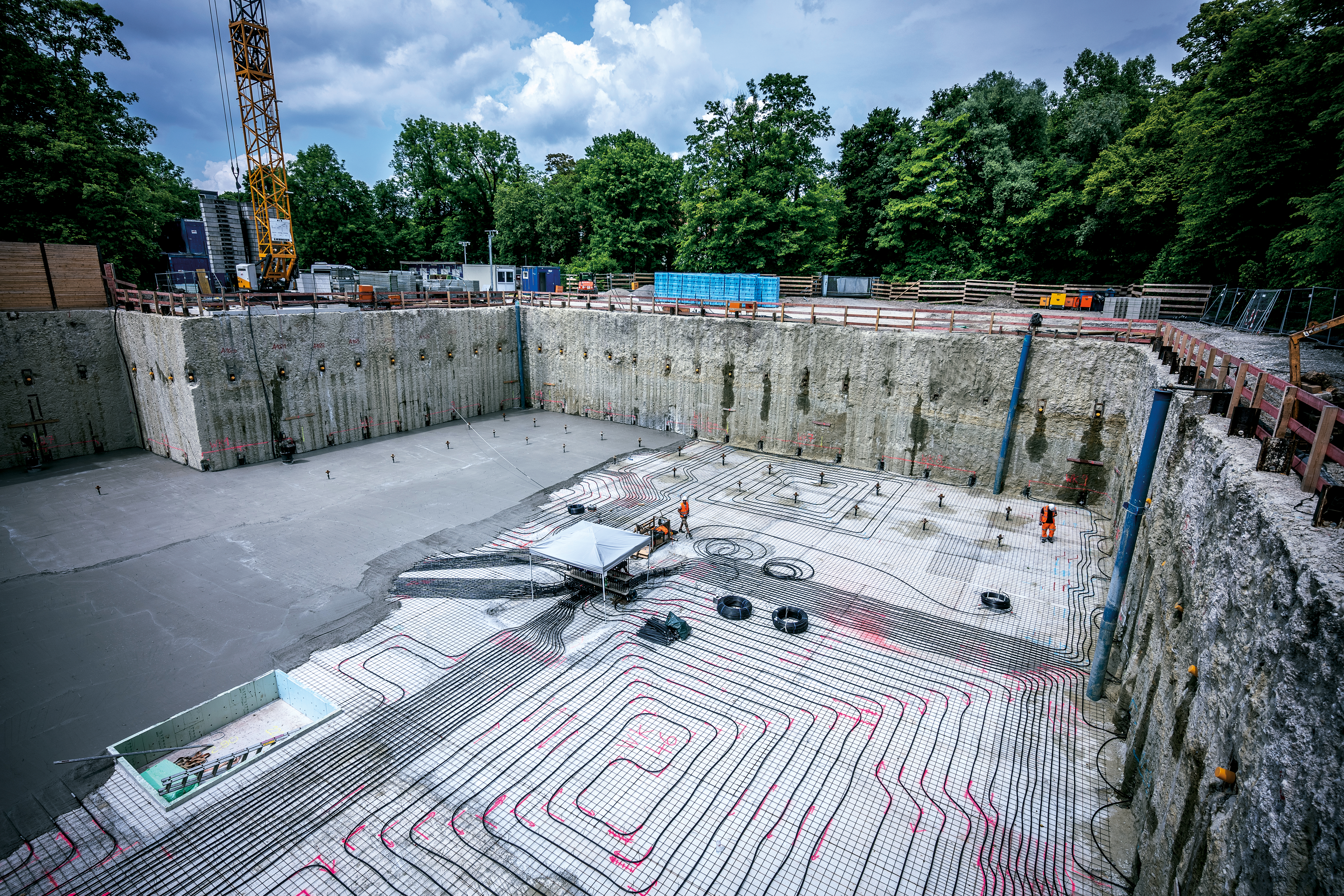 Geothermisch aktivierte Bodenplatte in einer Baugrube in München von Bauer Resources