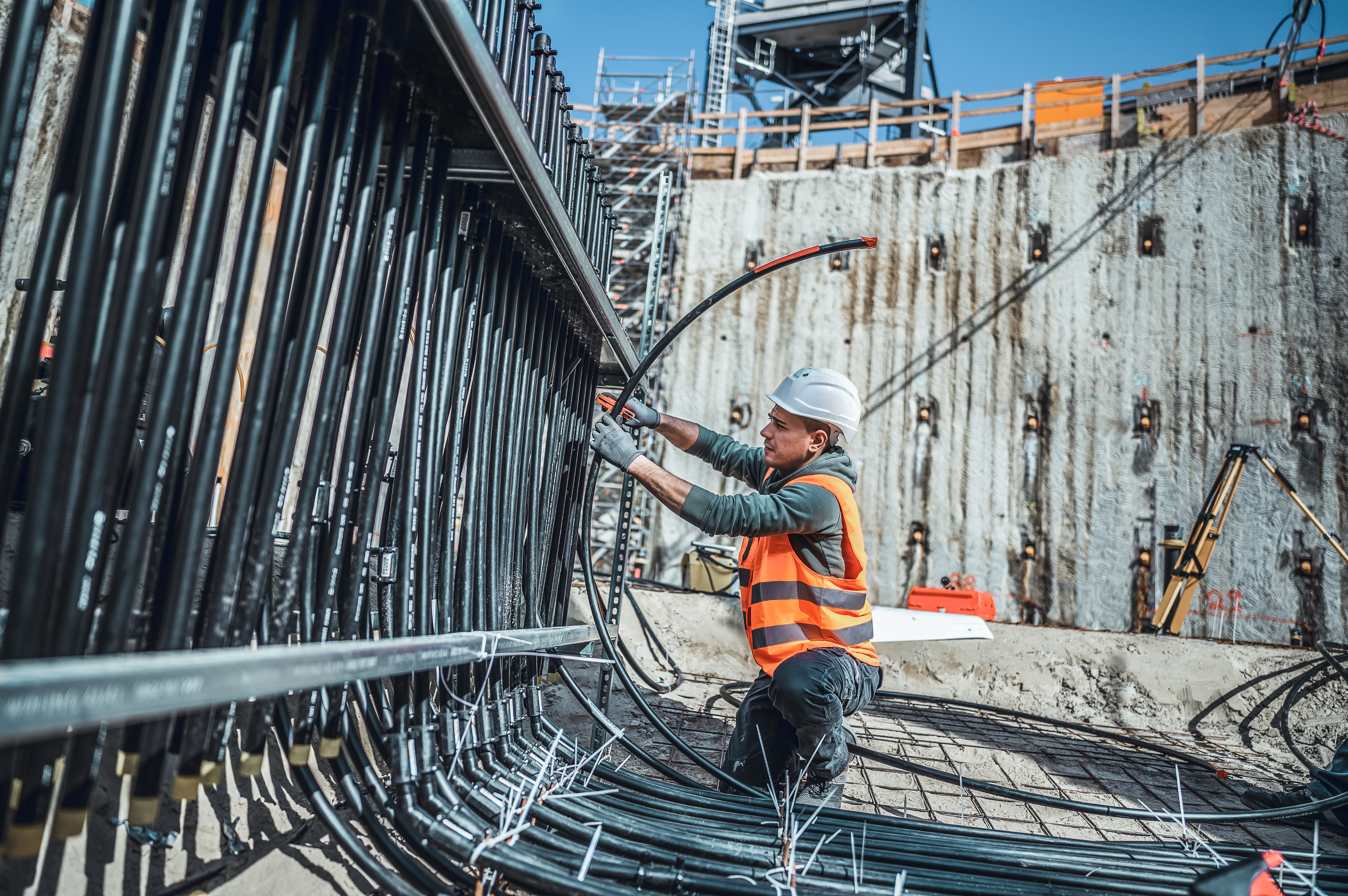 Mitarbeiter bei der geothermischen Aktivierung in einer Baugrube von Bauer Resources