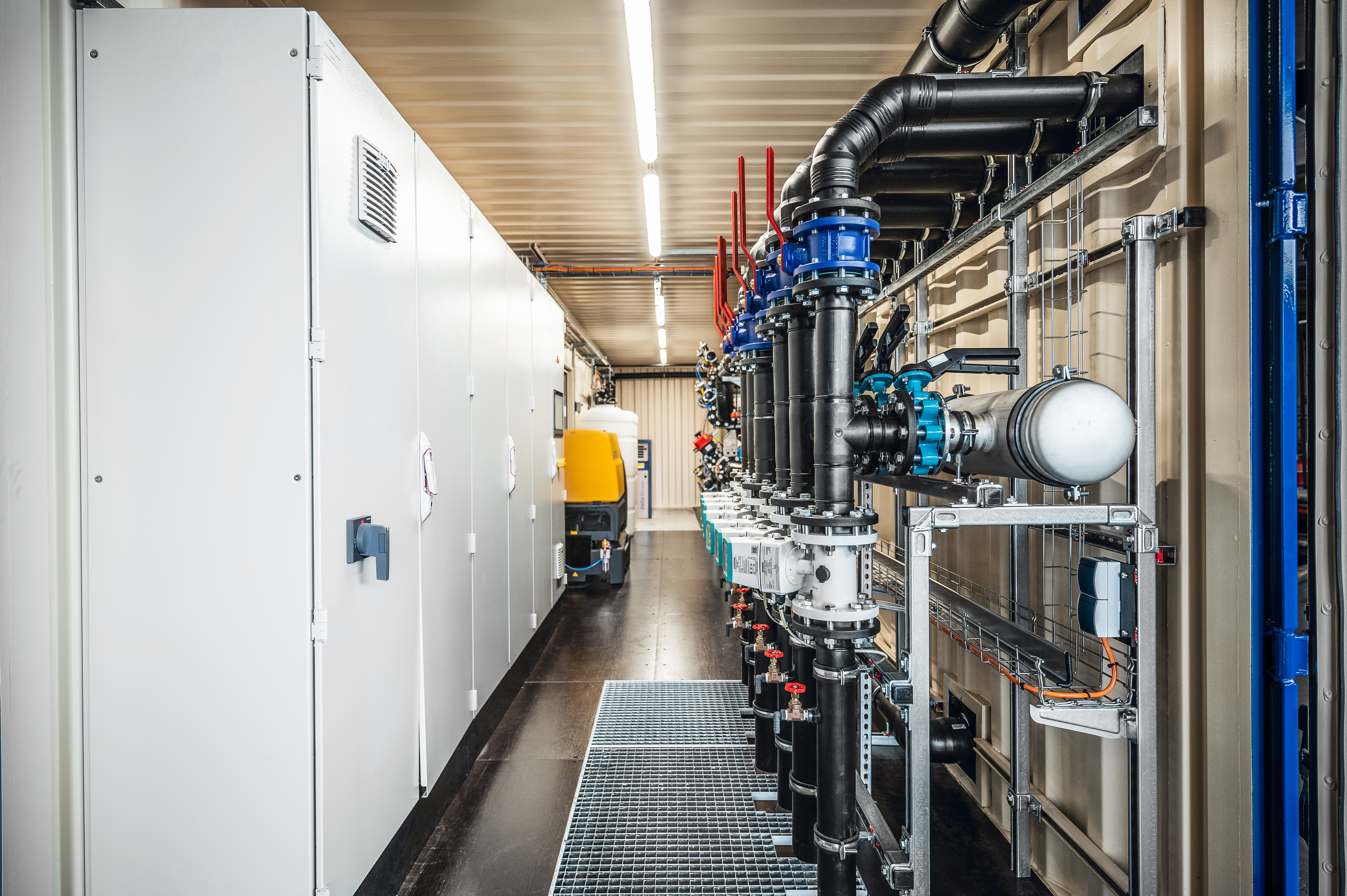Innenansicht eines Containers der Grundwasserreinigungsanlage gegen PFAS von Bauer Resources