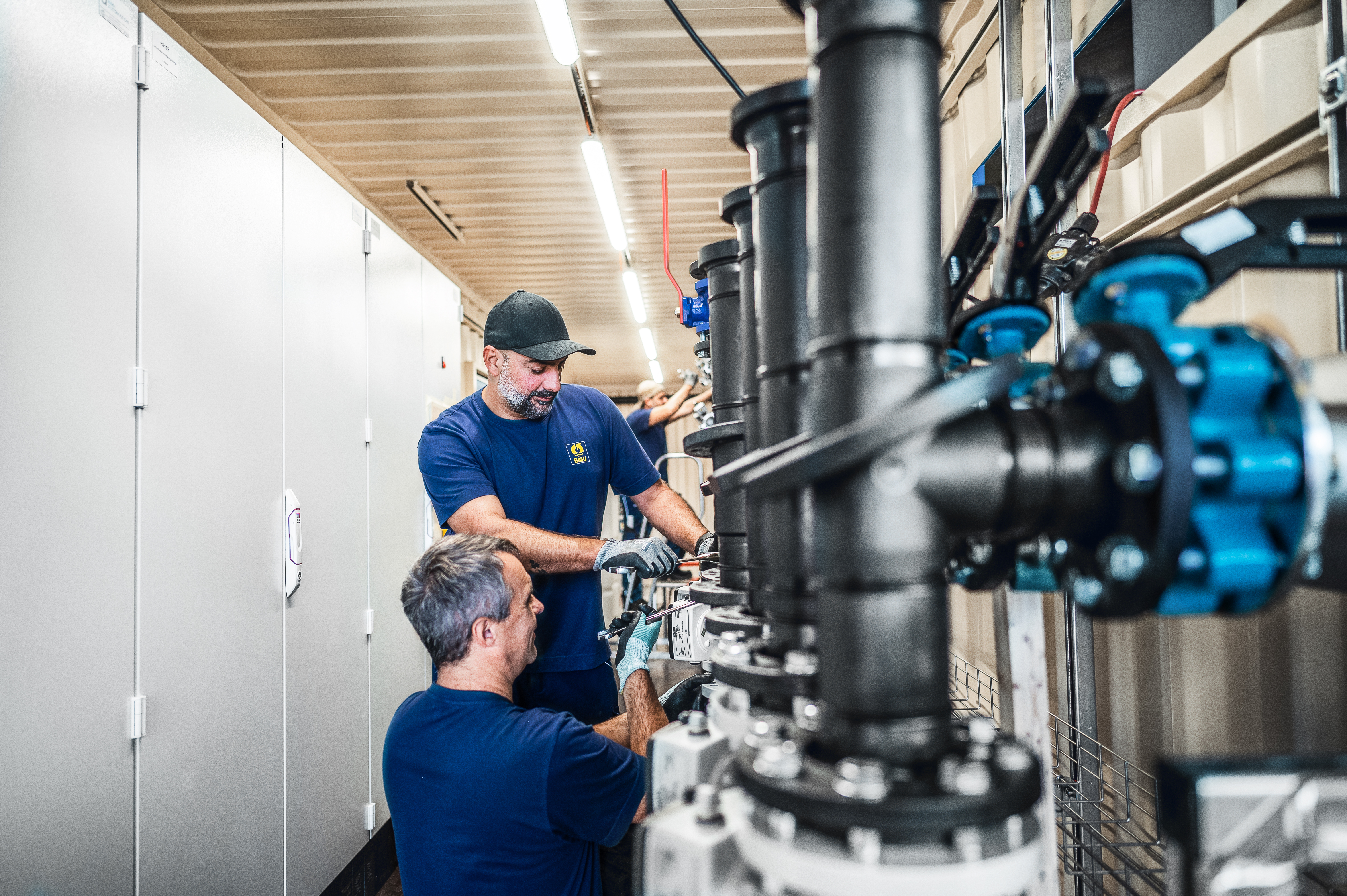 Bauer Resources Mitarbeiter bei der Montage einer Grundwasserreinigungsanlage gegen PFAS
