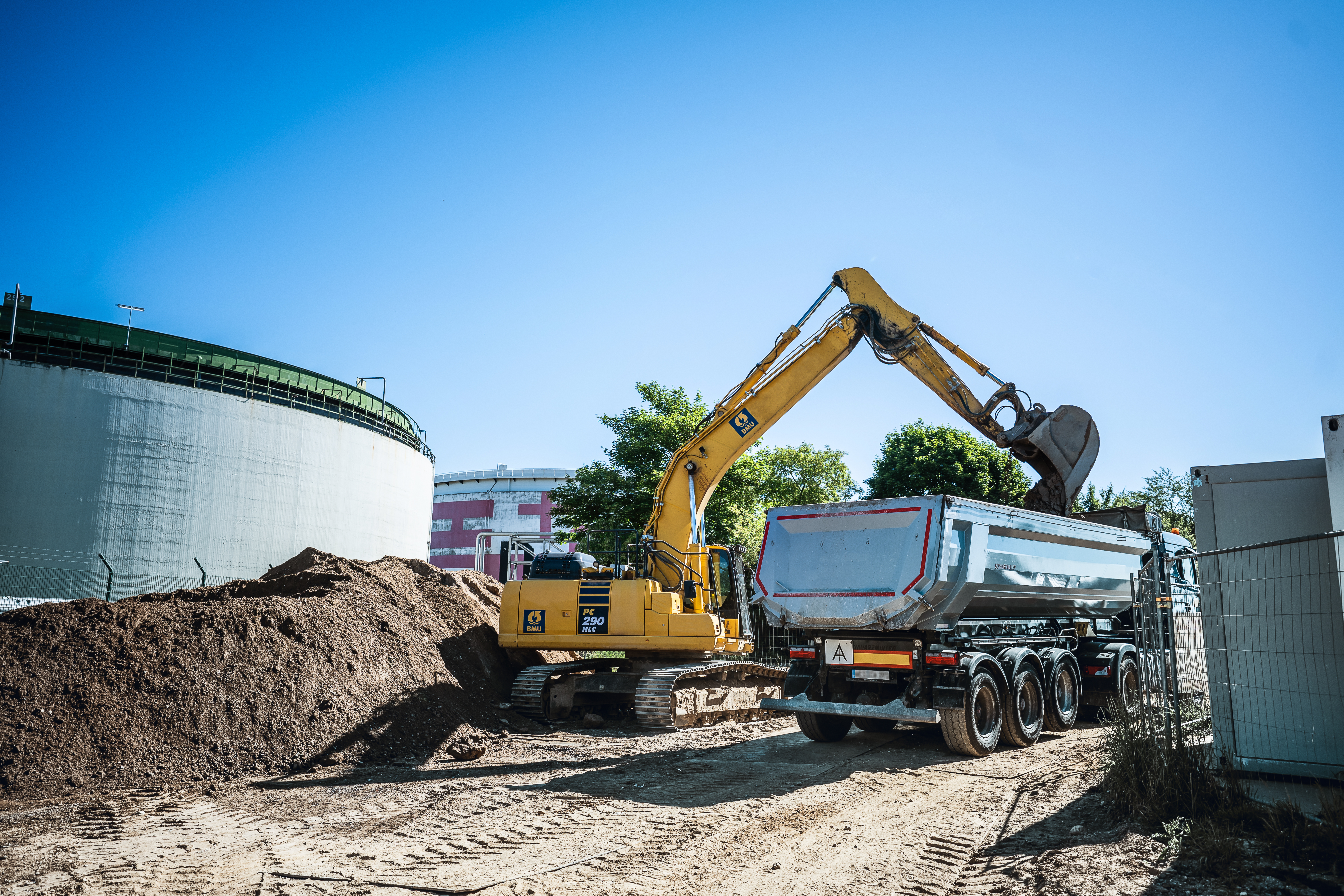 Abtransport von kontaminiertem Boden mittels LKW durch Bauer Resources nahe Duisburg