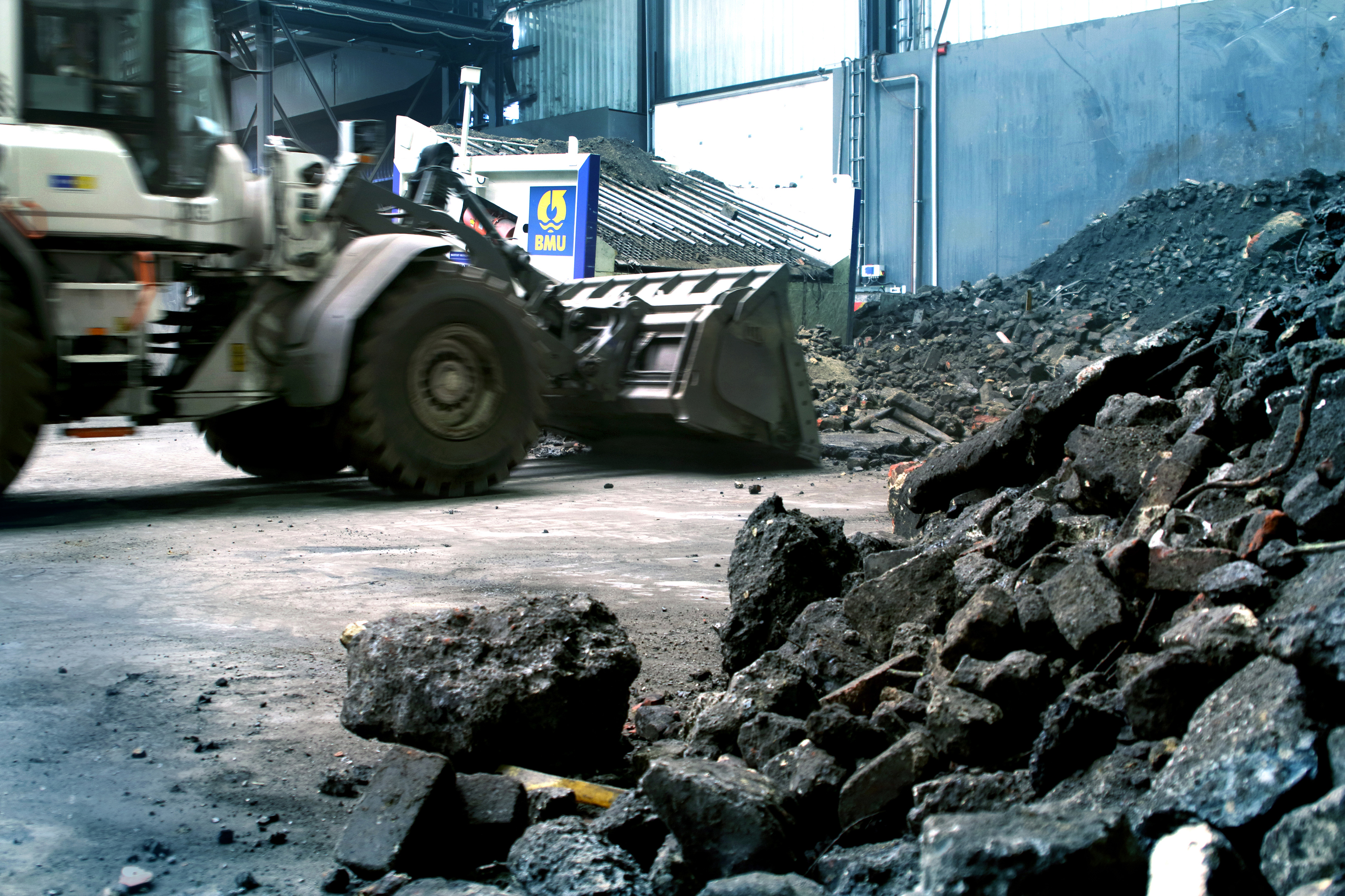 Radlader steht vor SBR4-Siebanlage im Bodenreinigungszentrum Duisburg von Bauer Resources