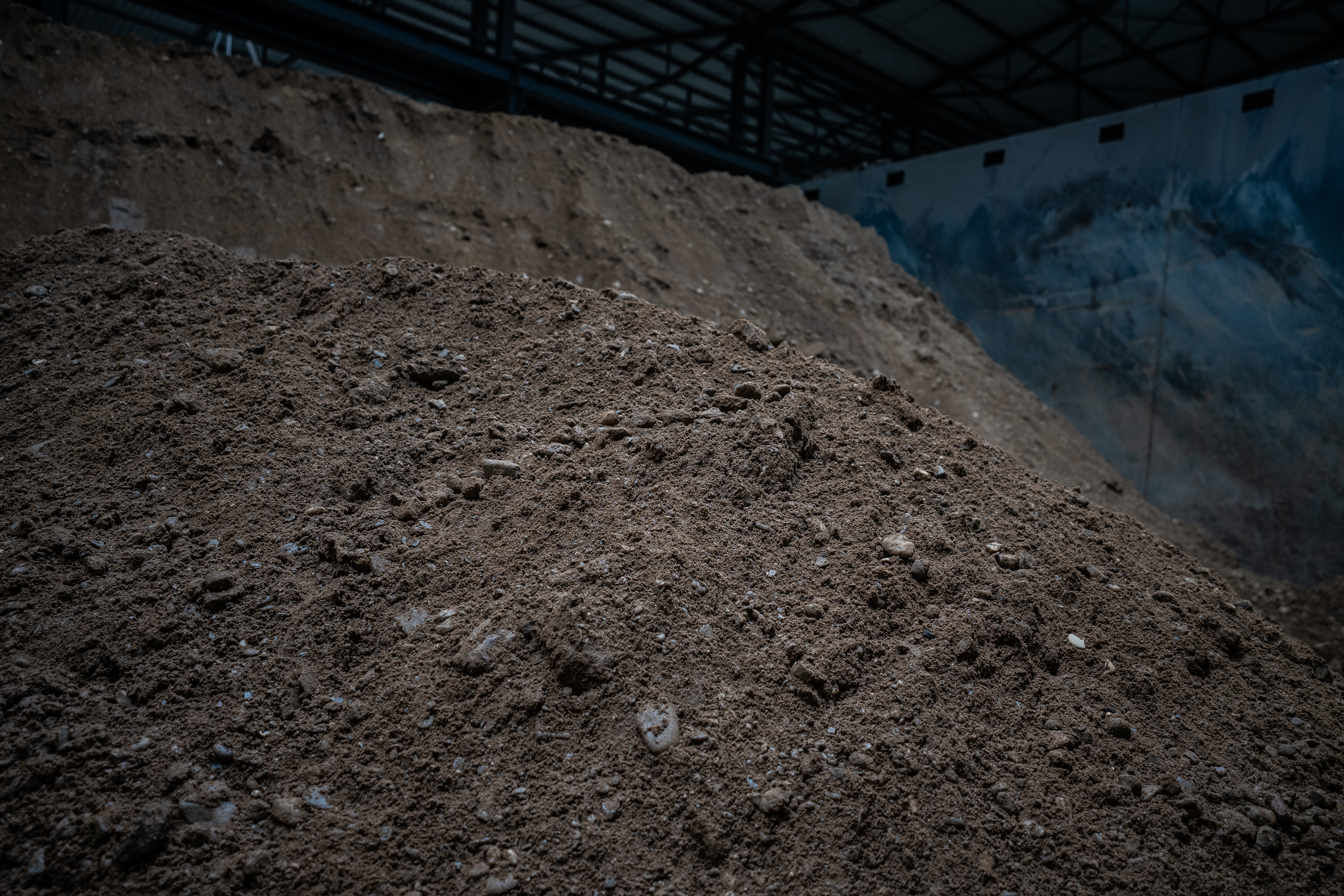 Haufwerk aus Bodenaushub im Bodenreinigungszentrum Duisburg von Bauer Resources 