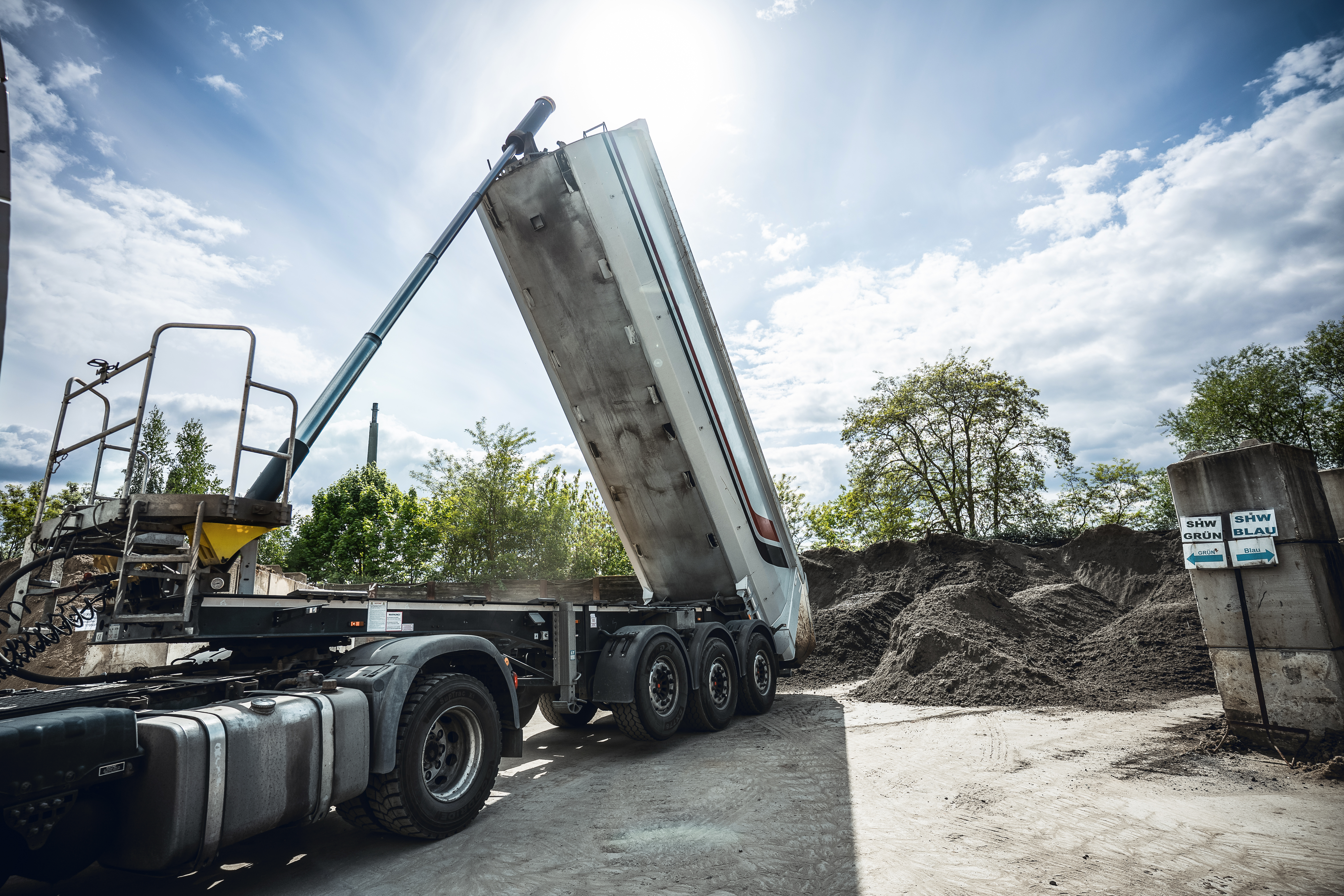 Lkw lädt Bodenaushub zur Aufbereitung im Bodenreinigungszentrum Hamburg von Bauer Resources ab
