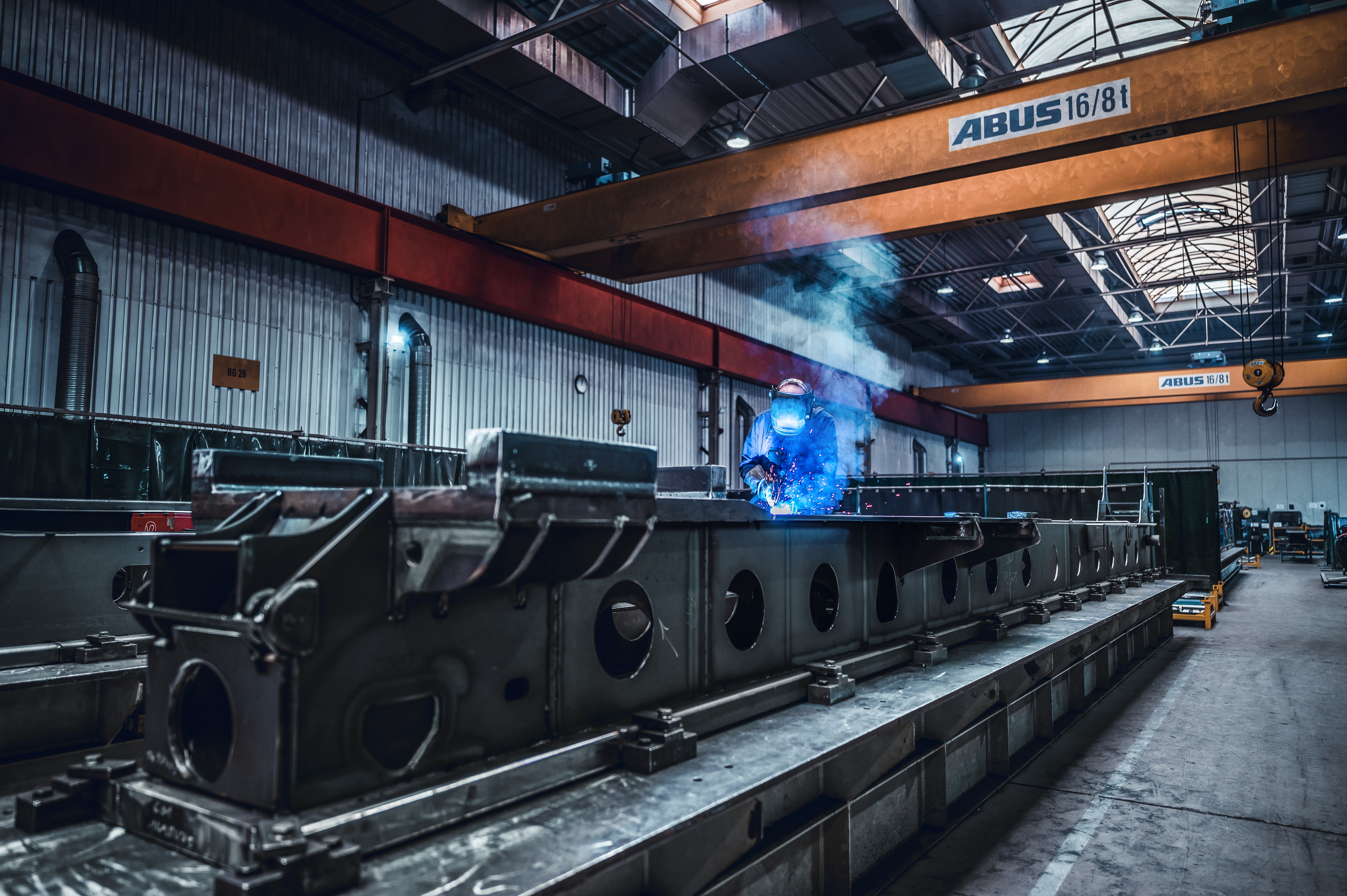 Von Unterwagen bis Masten – unser Maschinenbau kombiniert höchste Ingenieurskunst mit modernster Automatisierung. Durch präzises Schweißen und innovative Fertigungslösungen setzen wir Maßstäbe in Qualität und Effizienz. Unsere Ingenieure entwickeln passgenaue Konzepte für anspruchsvolle industrielle Anwendungen.