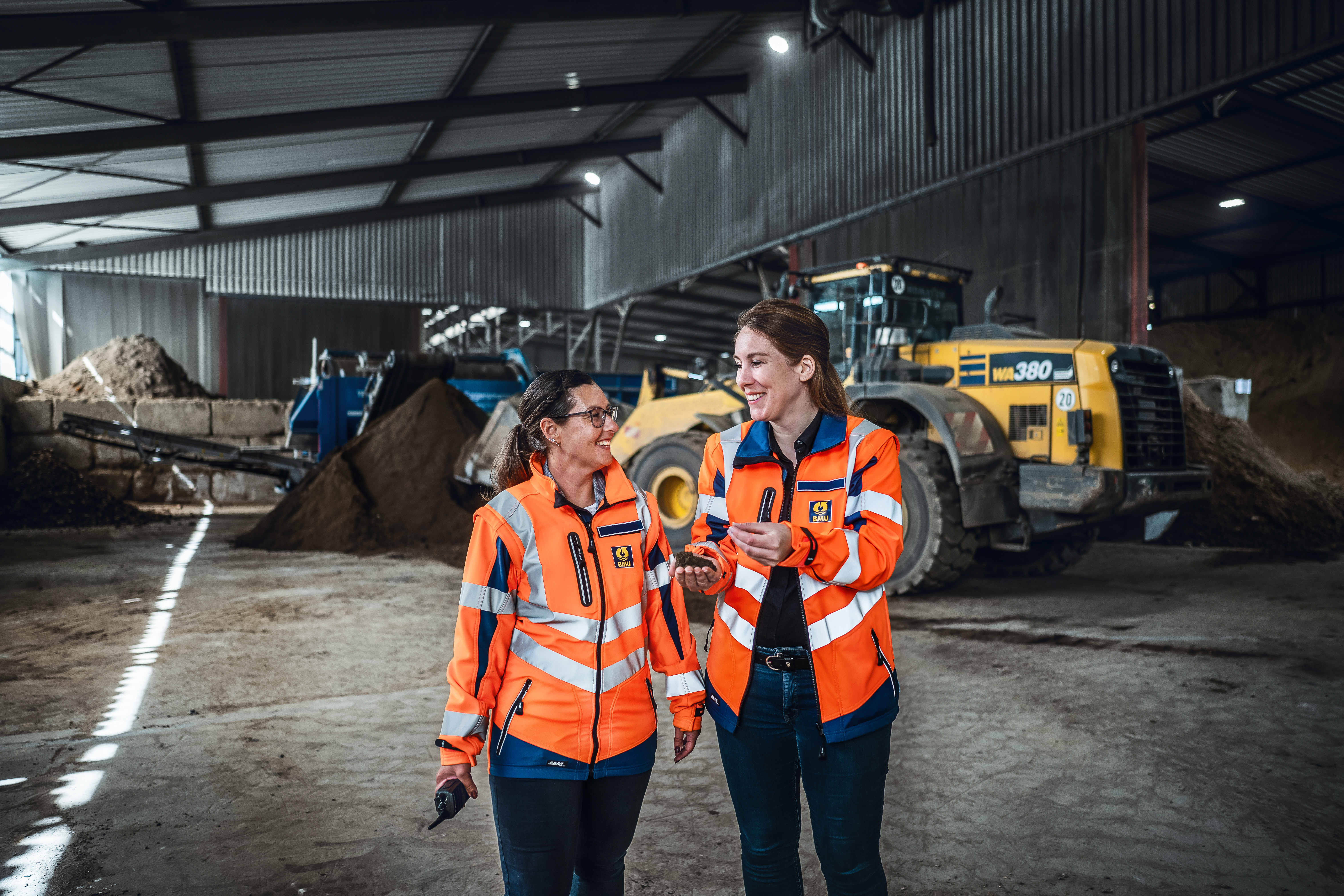 Mitarbeiterinnen im Gespräch im Bodenreinigungszentrum Hamburg von Bauer Resources 