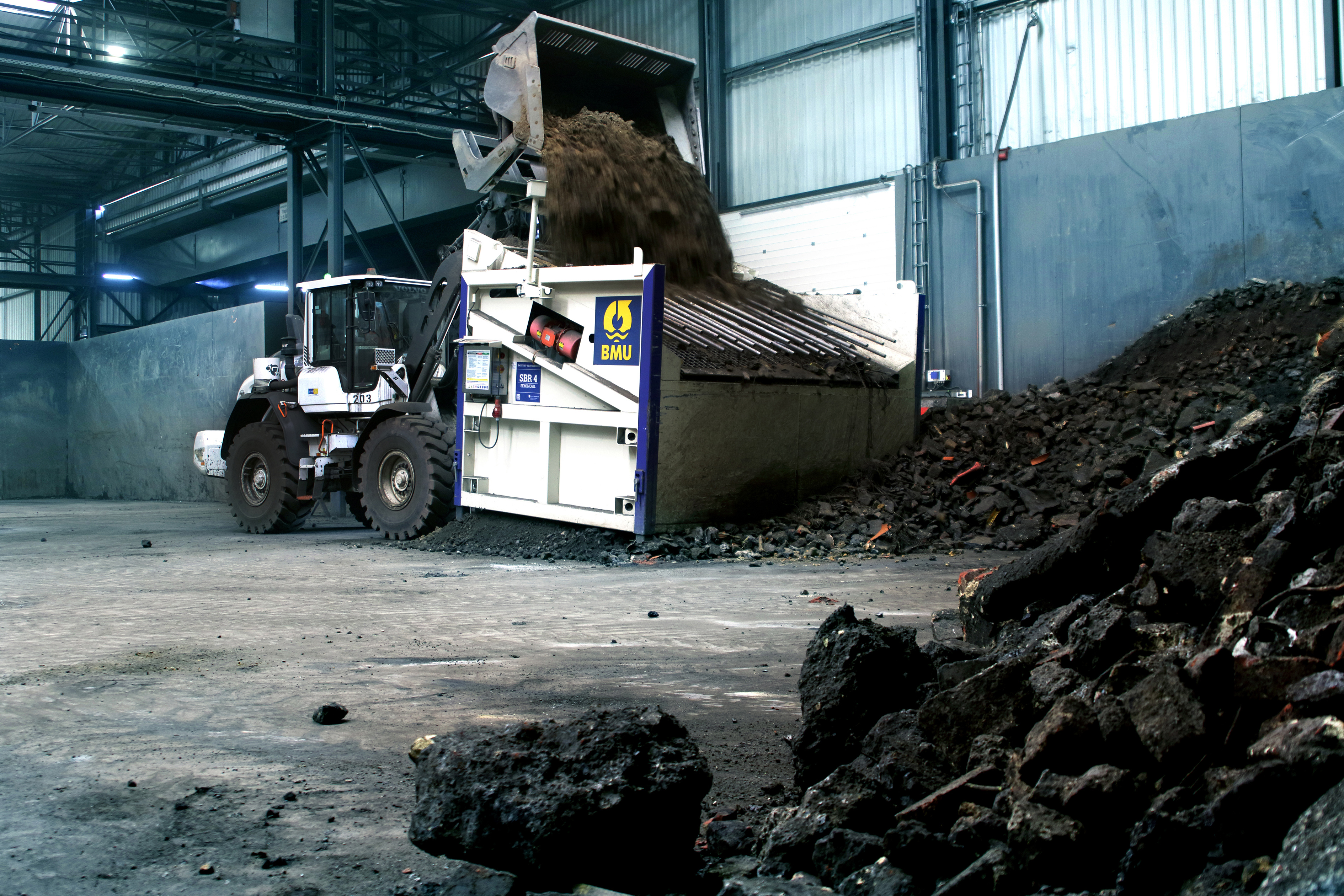 Radlader kippt Bodenaushub in SBR4-Siebanlage zur Bodenaufbereitung bei Bauer Resources