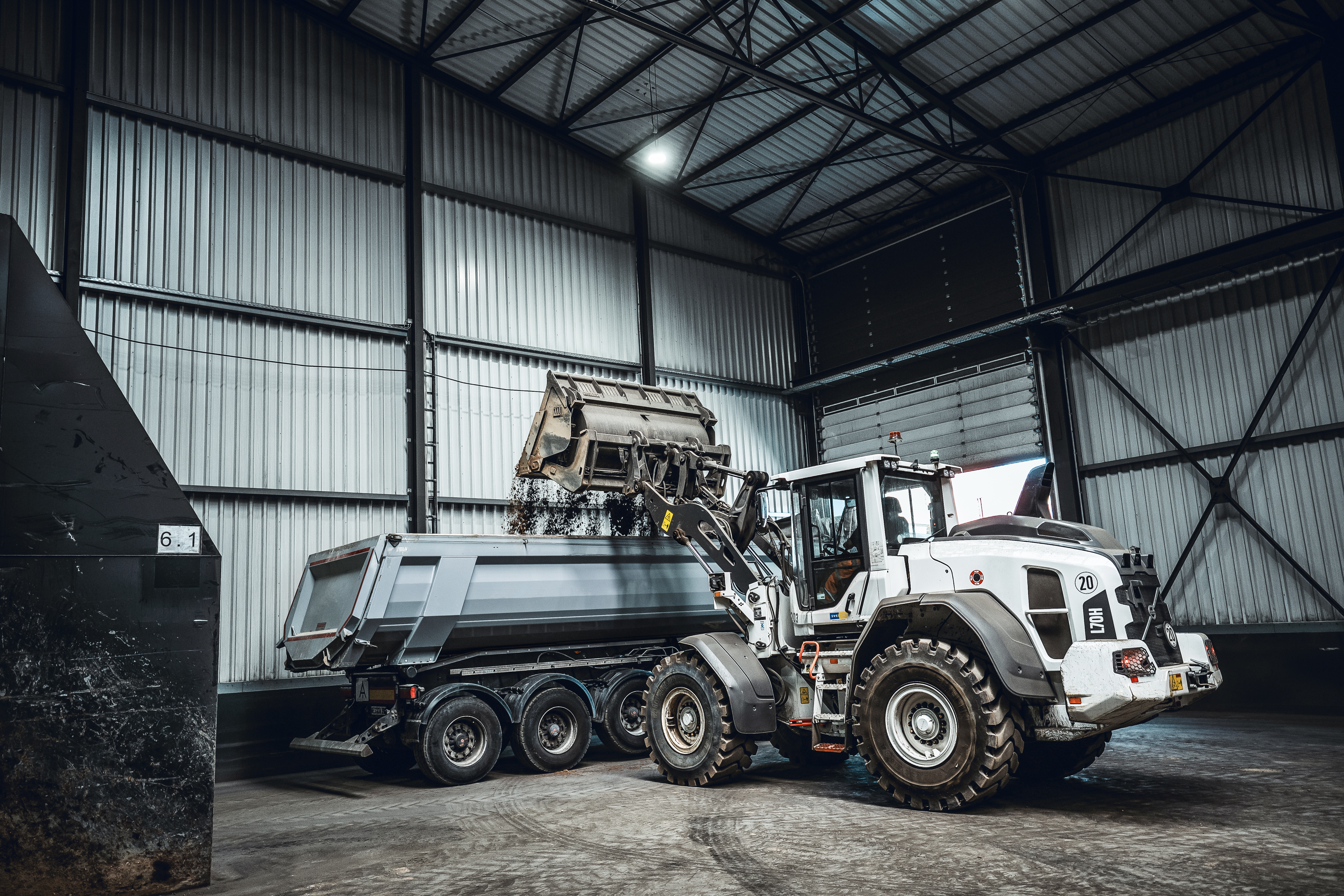 Radlader lädt Recyclingbaustoffe in Lkw für den Abtransport bei Bauer Resources