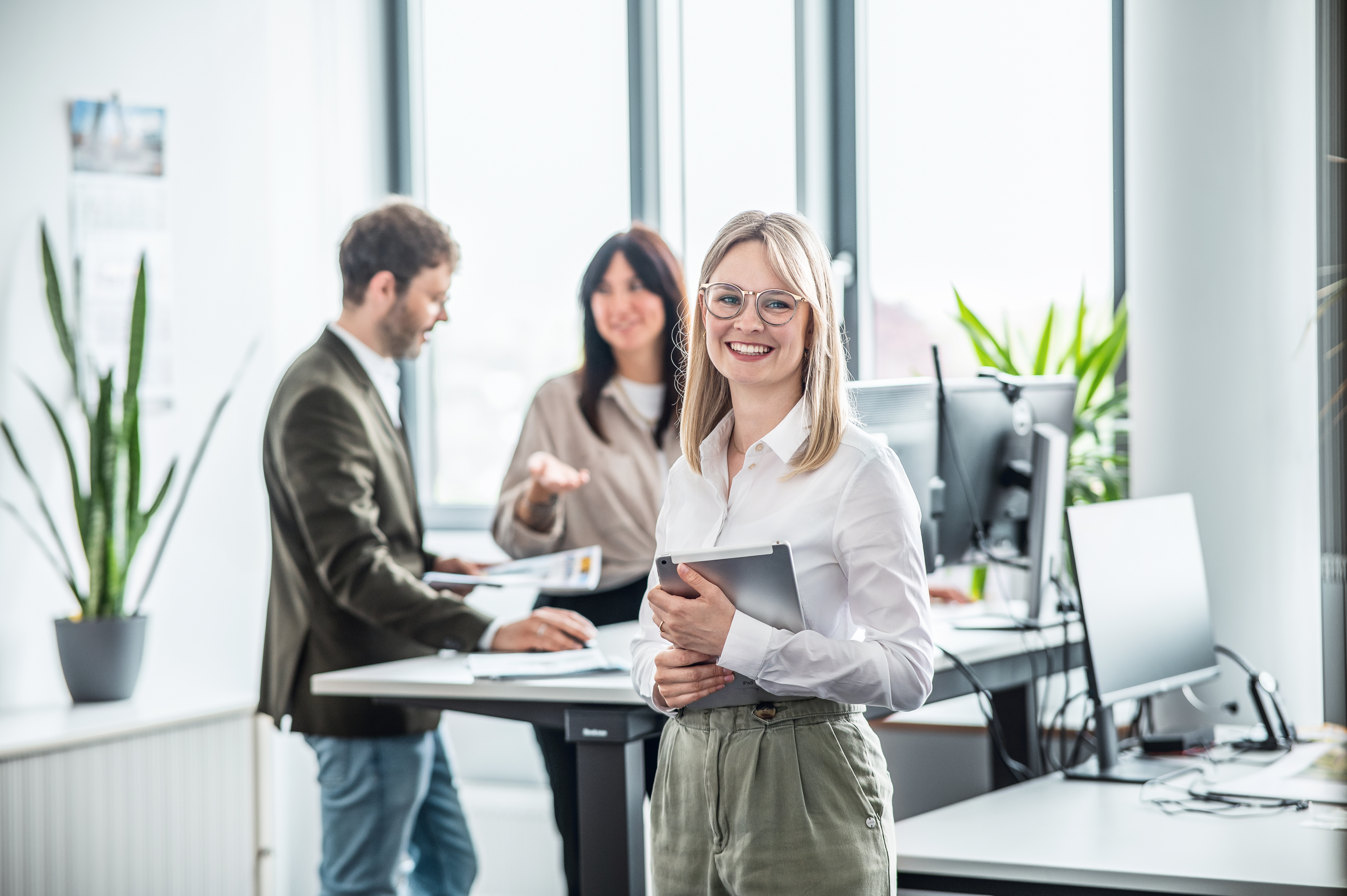 Bauer bietet vielseitige Berufswege und Karrieremöglichkeiten. Das Foto zeigt eine junge Kollegin im Büro.