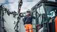 Geräteführer Axel Erhardt von Bauer Resources mit Abrissbagger