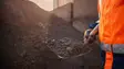 Mitarbeiter von Bauer Resources hält Bodenprobe auf einer Schaufel 