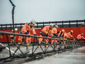 Teamwork during concreting on the Innerstetal bridge in Hildesheim