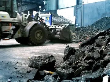 Radlader steht vor SBR4-Siebanlage im Bodenreinigungszentrum Duisburg von Bauer Resources