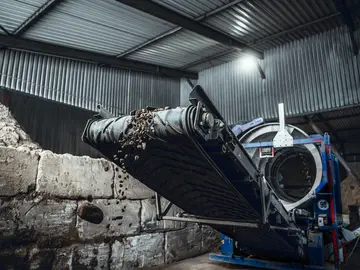 Mineralischer Abfall wird in einer Trommelsiebanlage bei Bauer Resources zur Wiederverwertung aufbereitet