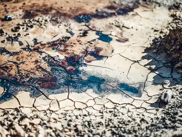 Rohölkontaminierter und rissiger Boden bei Bauer Resources Projekt in der Nähe von Duisburg