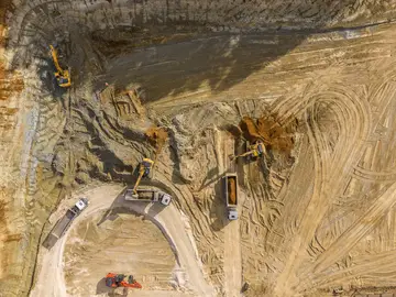 BAUER Resources führt Bodenarbeiten auf Baustelle Aresing aus.