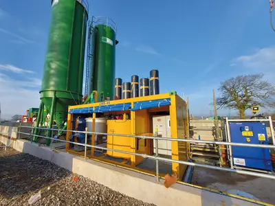 Mischanlage CMS 45 der BAUER MAT Slurry Handling Systems auf einer Kundenbaustelle für das Infrastrukturprojekt HS2 im Vereinigten Königreich