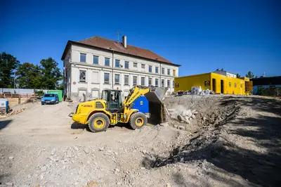 Excavation pit construction by Bauer Resources on industrial site in Munich’s Werksviertel district