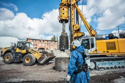 Team von Bauer Resources ist bei Großlochbohrungen auf Magdeburger Armaturengelände mit speziellen Schutzanzügen ausgestattet