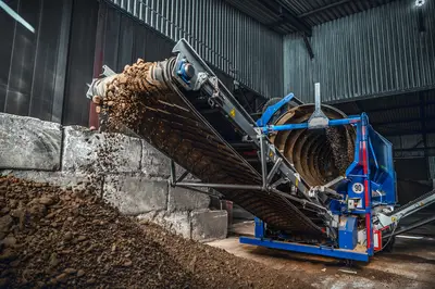 In der 4.500 m2 großen Behandlungshalle wird das Bodenmaterial mit der brandneuen Trommelsiebanlage aufbereitet. Als Endprodukt entsteht wertvoller Ersatzbaustoff in höchster Qualität.