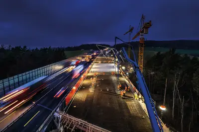 Kraftakt: In nur einem Tag erfolgte im Dezember die Betonage für die Überbauten des zweiten Teilbauwerks der Innerstetalbrücke. 