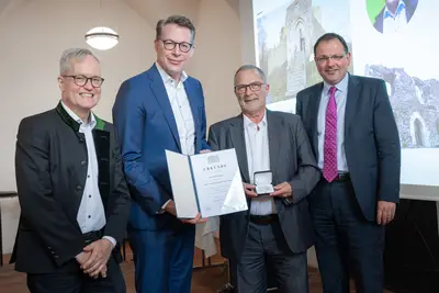 General Conservator Mathias Pfeil, Bavarian State Minister of Science and Art Markus Blume, Mayor of Bad Berneck Jürgen Zinnert and State Secretary in the State Ministry for Finance and Homeland Affairs Martin Schöffel (from left to right) during the presentation of the Heritage Conservation Medal. © Axel König/StMWK