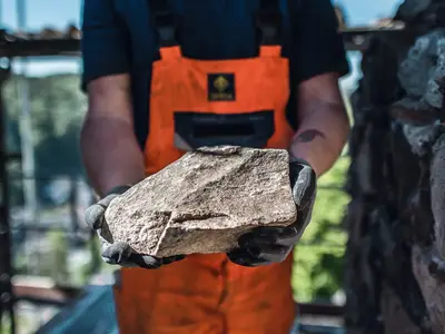 The natural stone masonry of the monument-protected basic structure was thoroughly inspected and restored step by step.