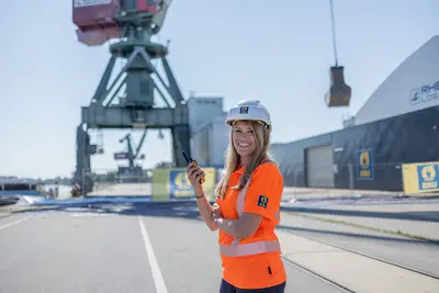 Die Leiterin des Bodenreinigungszentrum, Helen Wagner, hatte bei der Schiffsverladung alles im Griff.