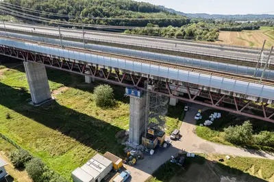 Die Arbeiten an den Pfeilerköpfen wurden mithilfe von Hängegerüsten ausgeführt.