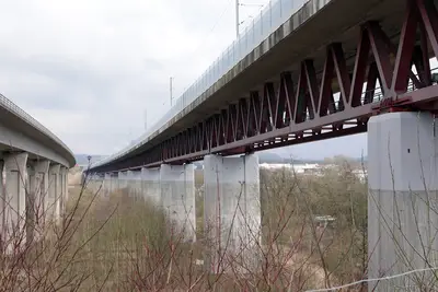 Die frisch sanierten Pfeilerköpfe der Eisenbahnüberführung Itztalbrücke.