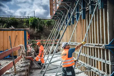 Die Fertigstellung und Inbetriebnahme der neuen Allerbrücke ist für den Dezember 2024 geplant.