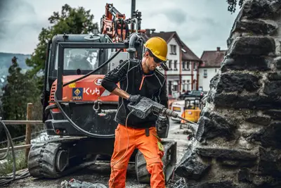 Das Ausstemmen der vorhandenen schadhaften Mauerfugen auf einer Fläche von 400 m² zählte zu den aufwändigsten Arbeiten.