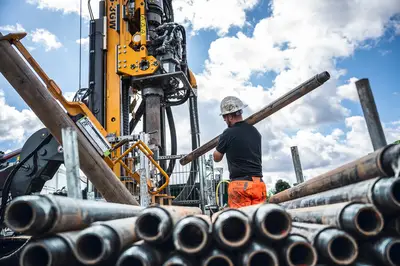 Insgesamt wurden für die Geothermieanlage in Frankfurt 160 Erdwärmesonden und 10 km Rohrleitungen verlegt