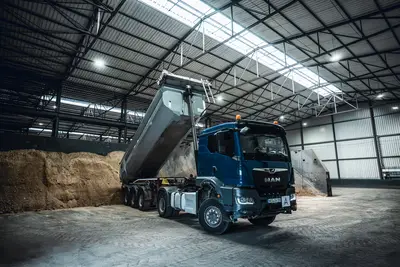 Lkw entlädt kontaminierten Boden im Bodenreinigungszentrum von Bauer Resources in Duisburg