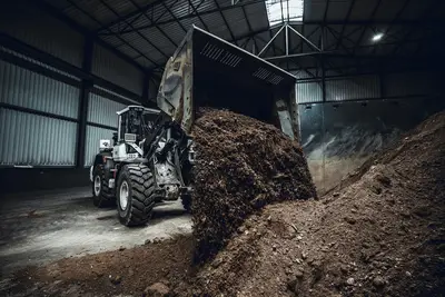 Radlader entlädt kontaminierte Boden zur Zwischenlagerung im Bodenreinigungszentrum Duisburg von Bauer Resources