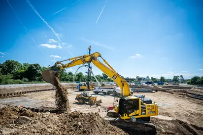 Präzision im Einsatz: Der Semi-GPS-3D-Bagger arbeitet das Planum bis auf 2 cm genau aus.